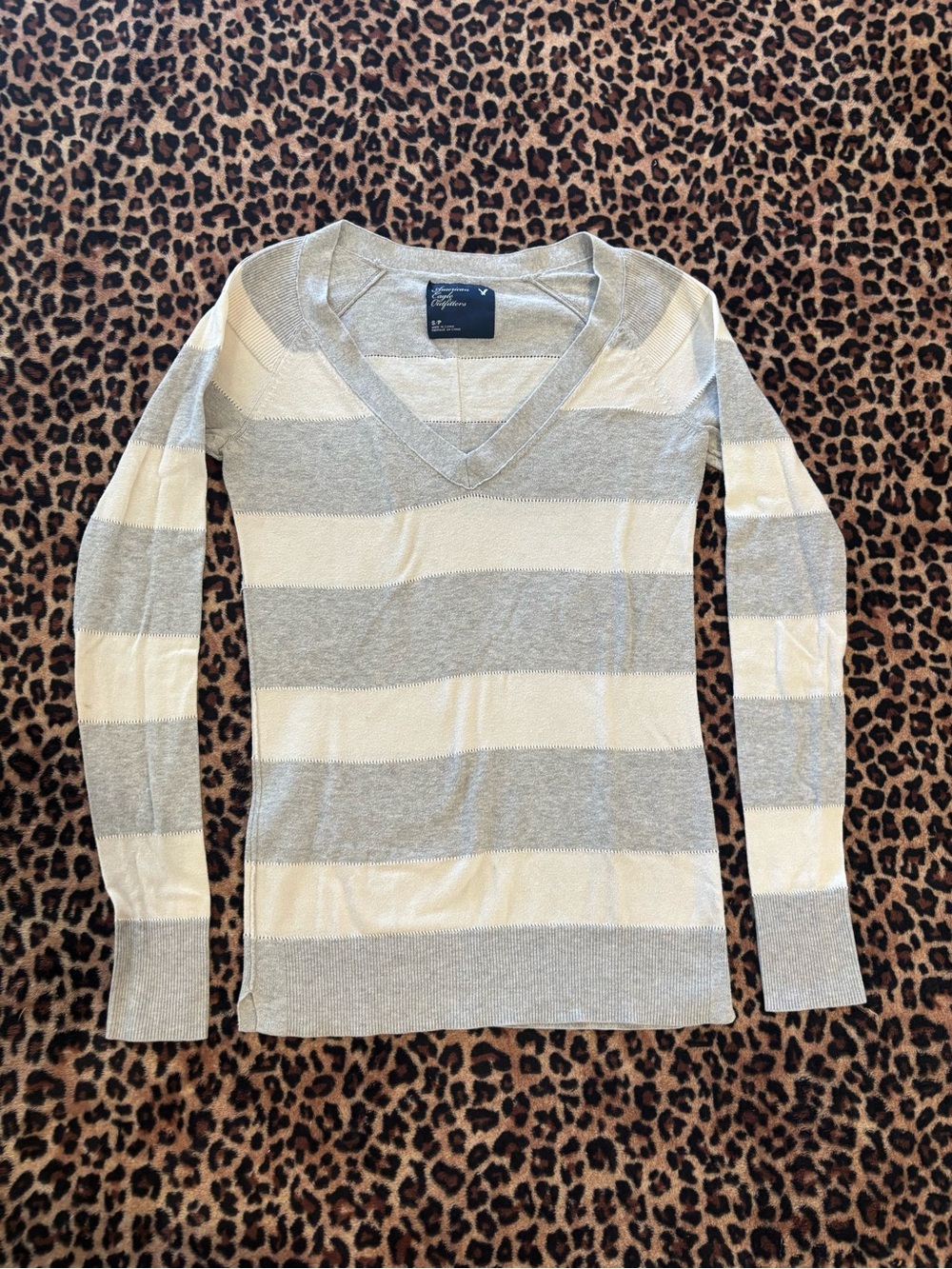 American Eagle Outfitters Light Gray Crewneck Sweater